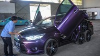 Mobil sedan yang dimodifikasi menjadi memiliki delapan roda milik Roni Gunawan tersebut menghabiskan dana hingga Rp100 juta serta dibuat hanya untuk hobi modifikasi kendaraan roda empat.