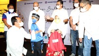 Wakil Presiden Direktur APLN sekaligus Ketua Bidang Keagamaan YAPL Noer Indradjaja (duduk) bersama dari kiri:  AVP Corporate Human Resources APLN Hidayat Bakri,  Wakil Ketua Yayasan Agung Podomoro Land Serian Wijatno, Center Director Kuningan City Christopher Hardja, Center Director Senayan City Selvyn dan Center Director Thamrin City Mualim saat acara Berbagi Berkah Ramadhan di Jakarta, Rabu (13/4). 
