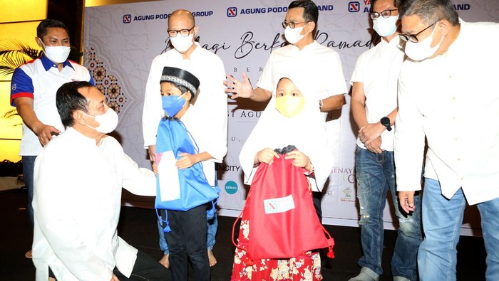 Momentum ramadan dimanfaatkan oleh sebagian orang atau institusi untuk berbagi dengan anak yatim. Seperti ini salah satunya.

Sedikitnya 300 anak yatim hadir mewakili dari 1500 anak yatim yang akan menerima santunan dengan tetap menjalankan prokes mengingat kondisi masih pandemi.
