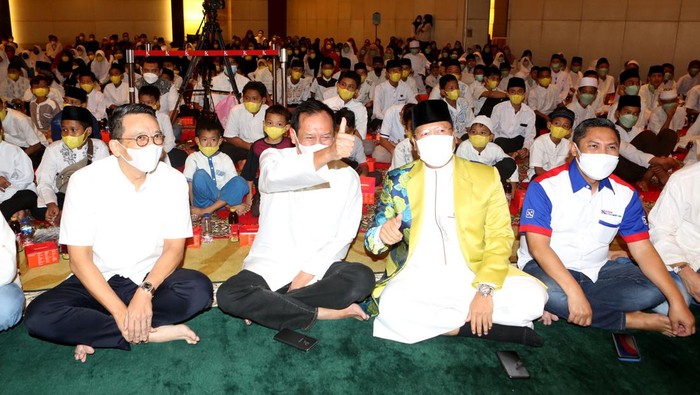 Momen Ramadan untuk Berbagi dengan Anak Yatim Momentum ramadan dimanfaatkan oleh sebagian orang atau institusi untuk berbagi dengan anak yatim. Seperti ini salah satunya.
Sedikitnya 300 anak yatim hadir mewakili dari 1500 anak yatim yang akan menerima santunan dengan tetap menjalankan prokes mengingat kondisi masih pandemi.