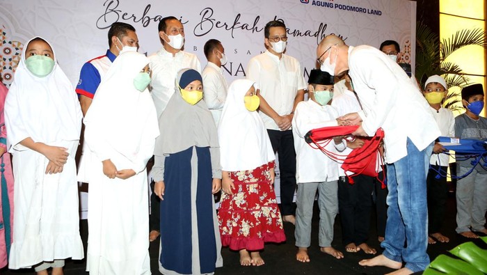Momentum ramadan dimanfaatkan oleh sebagian orang atau institusi untuk berbagi dengan anak yatim. Seperti ini salah satunya.

Sedikitnya 300 anak yatim hadir mewakili dari 1500 anak yatim yang akan menerima santunan dengan tetap menjalankan prokes mengingat kondisi masih pandemi.