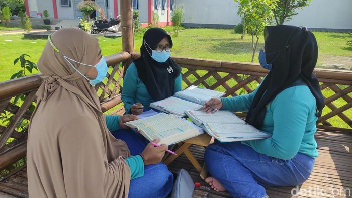 Napi perempuan rutan porong tadarusan