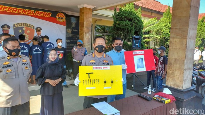 Nyuri Motor Saat Tarawih, 4 Pelaku Ini Dibekuk Polresta Bandung Polisi menggiring empat pelaku pencurian kendaraan bermotor di Mapolresta Bandung, Soreang, Rabu (13/4/2022). Keempat pelaku tersebut yakni OH (20), S (20), I (21) dan RG (47) berhasil ditangkap di wilayah Kecamatan Pasirjambu, Kabupaten Bandung.