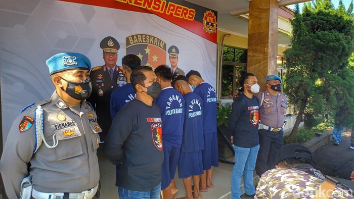 Nyuri Motor Saat Tarawih, 4 Pelaku Ini Dibekuk Polresta Bandung Polisi menggiring empat pelaku pencurian kendaraan bermotor di Mapolresta Bandung, Soreang, Rabu (13/4/2022). Keempat pelaku tersebut yakni OH (20), S (20), I (21) dan RG (47) berhasil ditangkap di wilayah Kecamatan Pasirjambu, Kabupaten Bandung.