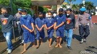 Polisi menggiring empat pelaku pencurian kendaraan bermotor di Mapolresta Bandung, Soreang, Rabu (13/4/2022). Keempat pelaku tersebut yakni OH (20), S (20), I (21) dan RG (47) berhasil ditangkap di wilayah Kecamatan Pasirjambu, Kabupaten Bandung. 