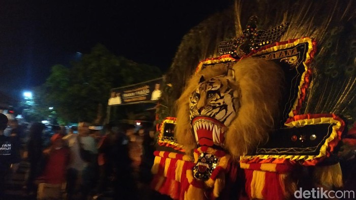 Belasan reog tampil di halaman Pendopo Kabupaten Pacitan, Kamis (13/4/2022) malam. Acara bertajuk Apresiasi Reog Kabupaten Pacitan itu merupakan aksi solidaritas. Ini menyusul klaim Malaysia atas seni budaya khas Ponorogo tersebut.