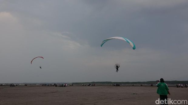 Paramotor di Pantai Mayangan Probolinggo