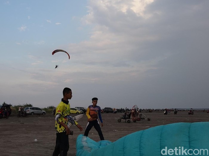 Paramotor di Pantai Mayangan Probolinggo