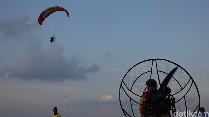 Paramotor di Pantai Mayangan Probolinggo
