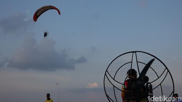 Paramotor di Pantai Mayangan Probolinggo