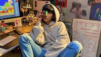 Park Jae Chan hobi memotret dengan kamera film. Salah satu penyanyi trot muda, Lee Chan Won, pernah menghadiahkannya sebuah kamera film. (Foto: dok. Instagram @jaechan_dkz)