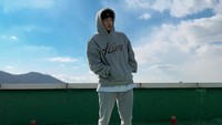 Di beberapa episode Semantic Error, Park Jae Chan menggunakan sweat pants berwarna abu-abu yang dia bawa sendiri dari lemari pribadinya. (Foto: dok. Instagram @jaechan_dkz)  