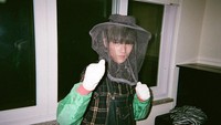 Park Jae Chan tidak suka warna kuning. Tapi setelah melihat sebuah gitar listrik dengan warna itu, dia mulai tertarik. (Foto: dok. Instagram @jaechan_dkz)