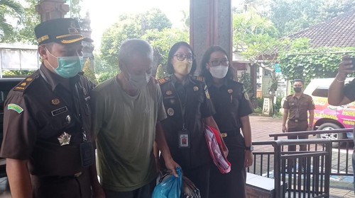 Tersangka curanmor (dua dari kiri) yang bebas melalui proses restorative juctice saat tiba di kantor Kejari Tabanan, Rabu (13/4/2022).