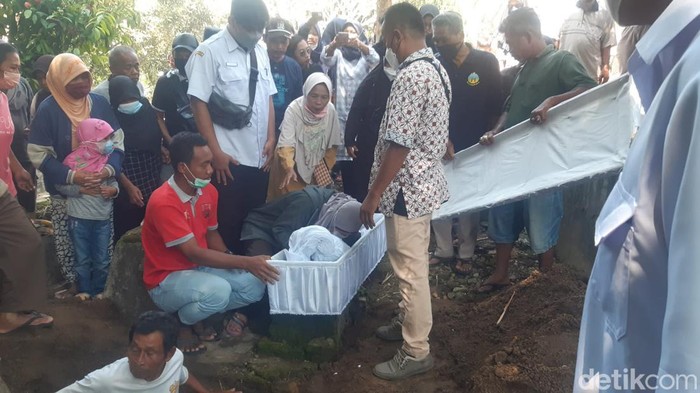 Pemakaman bocah Dila di Kartasura, Sukoharjo, Rabu (13/4/2022).