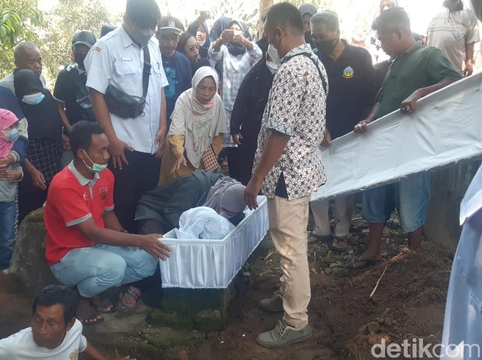 Pemakaman bocah Dila di Kartasura, Sukoharjo, Rabu (13/4/2022).