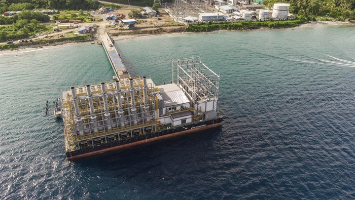 Foto udara pembangkit listrik kapal atau Barge Mounted Power Plant (BMPP) Nusantara 1, di Desa Waai Pulau Ambon, Provinsi Maluku, Rabu (13/4/2022). PT PLN (Persero) mulai mengoperasikan BMPP Nusantara 1 berdaya 60 megawaat (MW), buatan anak usahanya PT Indonesia Power dan PT PAL, untuk memenuhi kebutuhan listrik di bagian timur Indonesia khususnya wilayah Ambon. ANTARA FOTO/FB Anggoro/aww.