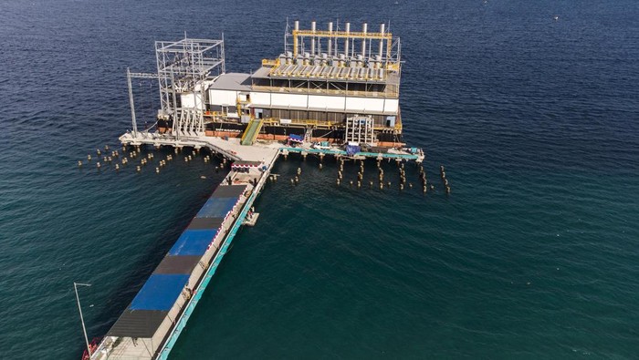 PEMBANGKIT LISTRIK KAPAL AMBON Foto udara pembangkit listrik kapal atau Barge Mounted Power Plant (BMPP) Nusantara 1, di Desa Waai Pulau Ambon, Provinsi Maluku, Rabu (13/4/2022). PT PLN (Persero) mulai mengoperasikan BMPP Nusantara 1 berdaya 60 megawaat (MW), buatan anak usahanya PT Indonesia Power dan PT PAL, untuk memenuhi kebutuhan listrik di bagian timur Indonesia khususnya wilayah Ambon. ANTARA FOTO/FB Anggoro/aww.