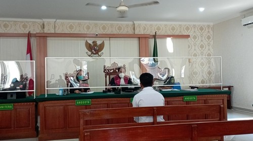 Pengusaha sablon yang membuang limbah ke aliran Sungai Tukad Mati Denpasar, bernama Sumadi, divonis bersalah oleh Majelis Hakim Pengadilan Negeri (PN) Denpasar pada Rabu (13/4)/2022).