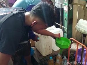 Pemkot Probolinggo Gerojok 7,2 Ton Migor Curah untuk Pedagang