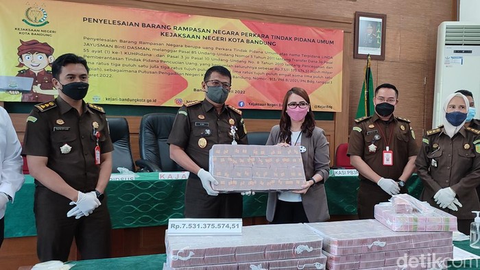 Penampakan gunungan uang Rp 7,5 miliar yang disita Jaksa dari terapis di Bandung