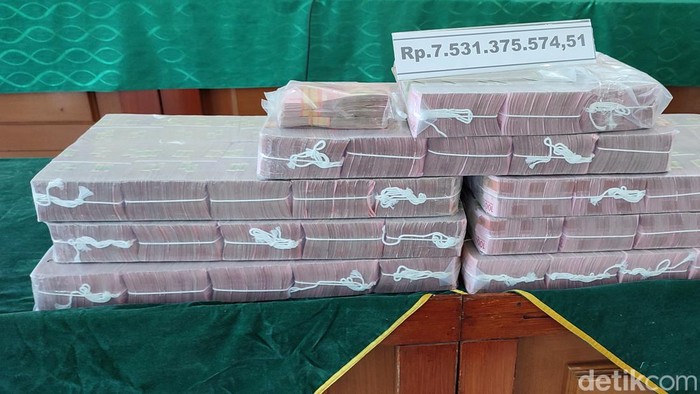 Penampakan gunungan uang Rp 7,5 miliar yang disita Jaksa dari terapis di Bandung
