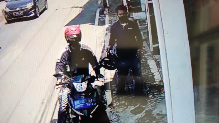 Pencurian uang terekam CCTV.