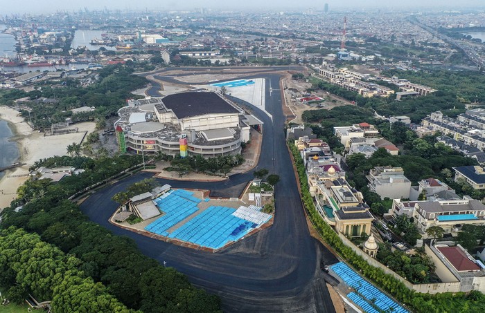 Foto udara lintasan Sirkuit Jakarta International E-Prix Circuit (JIEC) yang telah diaspal di kawasan Taman Impian Jaya Ancol, Jakarta, Rabu(13/4/2022). Pengaspalan Sirkuit Formula E sepanjang 2,4 kilometer dinyatakan telah rampung seluruhnya dan untuk penggunaannya tinggal menunggu persetujuan kelayakan dari Formula E Operation (FEO). ANTARA FOTO/Muhammad Adimaja/aww.