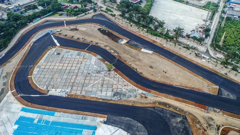PENGASPALAN LINTASAN FORMULA E RAMPUNG Foto udara lintasan Sirkuit Jakarta International E-Prix Circuit (JIEC) yang telah diaspal di kawasan Taman Impian Jaya Ancol, Jakarta, Rabu(13/4/2022). Pengaspalan Sirkuit Formula E sepanjang 2,4 kilometer dinyatakan telah rampung seluruhnya dan untuk penggunaannya tinggal menunggu persetujuan kelayakan dari Formula E Operation (FEO). ANTARA FOTO/Muhammad Adimaja/aww.