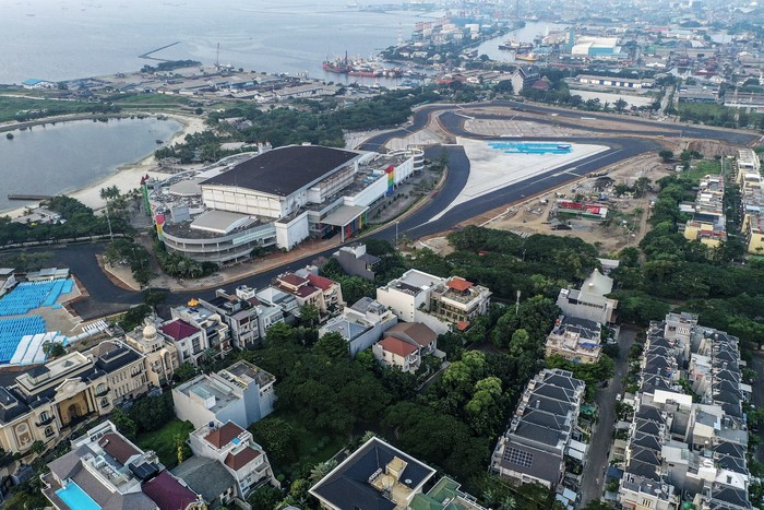 Foto udara lintasan Sirkuit Jakarta International E-Prix Circuit (JIEC) yang telah diaspal di kawasan Taman Impian Jaya Ancol, Jakarta, Rabu(13/4/2022). Pengaspalan Sirkuit Formula E sepanjang 2,4 kilometer dinyatakan telah rampung seluruhnya dan untuk penggunaannya tinggal menunggu persetujuan kelayakan dari Formula E Operation (FEO). ANTARA FOTO/Muhammad Adimaja/aww.