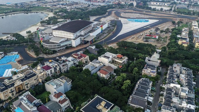 PENGASPALAN LINTASAN FORMULA E RAMPUNG Foto udara lintasan Sirkuit Jakarta International E-Prix Circuit (JIEC) yang telah diaspal di kawasan Taman Impian Jaya Ancol, Jakarta, Rabu(13/4/2022). Pengaspalan Sirkuit Formula E sepanjang 2,4 kilometer dinyatakan telah rampung seluruhnya dan untuk penggunaannya tinggal menunggu persetujuan kelayakan dari Formula E Operation (FEO). ANTARA FOTO/Muhammad Adimaja/aww.