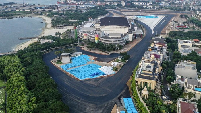 PENGASPALAN LINTASAN FORMULA E RAMPUNG Foto udara lintasan Sirkuit Jakarta International E-Prix Circuit (JIEC) yang telah diaspal di kawasan Taman Impian Jaya Ancol, Jakarta, Rabu(13/4/2022). Pengaspalan Sirkuit Formula E sepanjang 2,4 kilometer dinyatakan telah rampung seluruhnya dan untuk penggunaannya tinggal menunggu persetujuan kelayakan dari Formula E Operation (FEO). ANTARA FOTO/Muhammad Adimaja/aww.