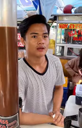 Penjual Thai Tea Mirip Aktor Dion Wiyoko. Ia berjualan di pusat kuliner belakang Grand Indonesia.
