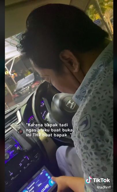 Penumpang ditraktir takjil sopir taksi
