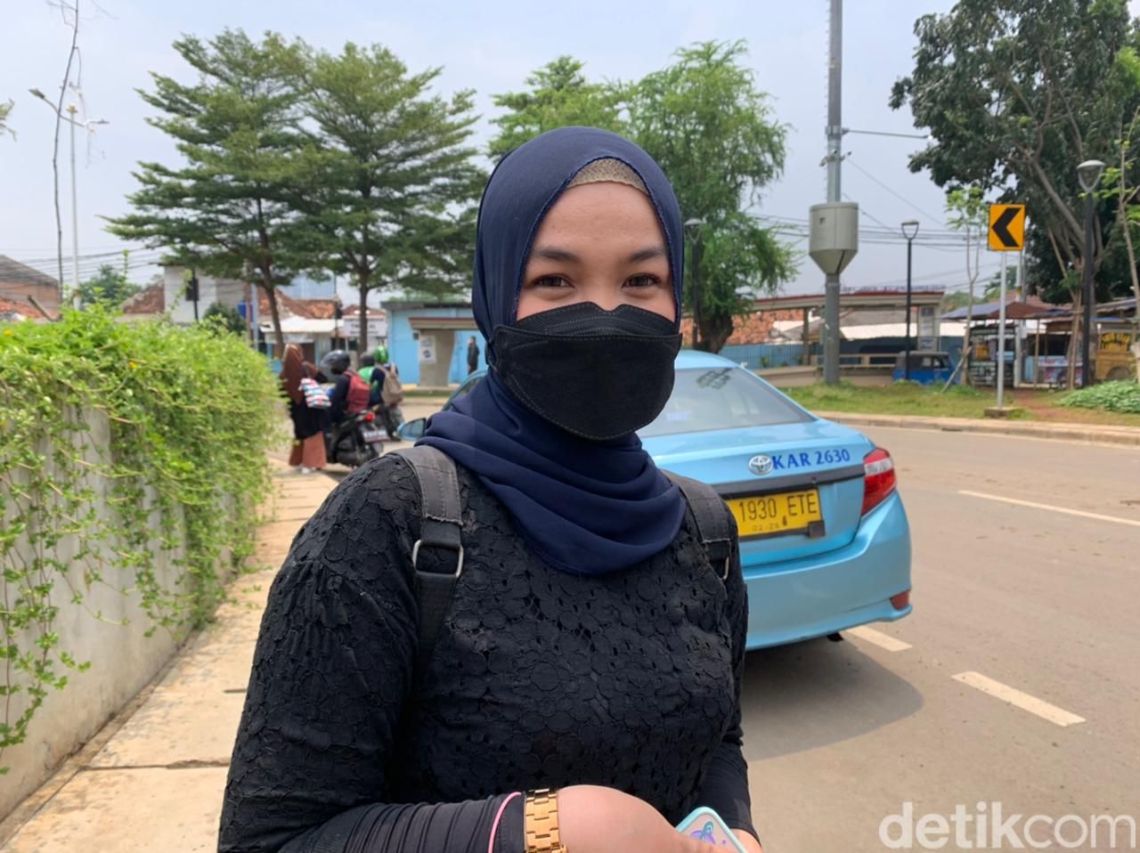 Penumpang ojol dan driver ojol di Stasiun Manggarai, 13 April 2022. (Mulia Budi/detikcom)