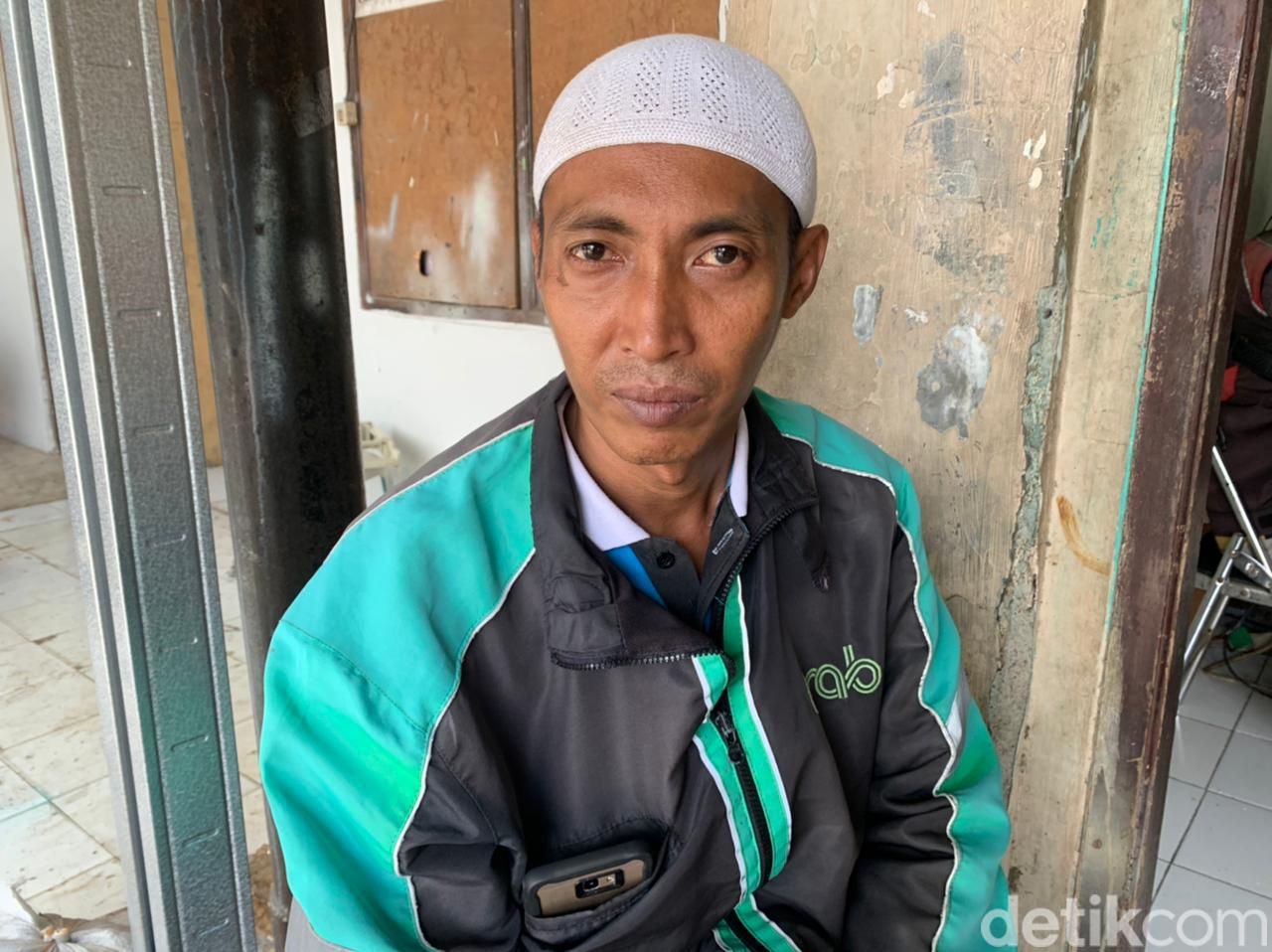 Penumpang ojol dan driver ojol di Stasiun Manggarai, 13 April 2022. (Mulia Budi/detikcom)