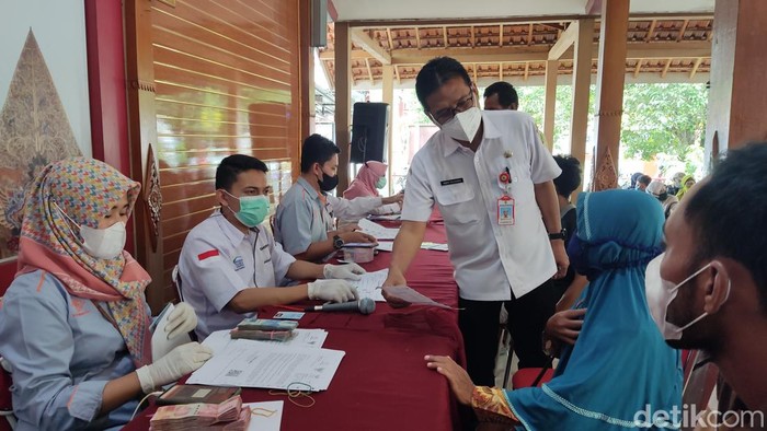 Penyaluran BLT minyak goreng di Kecamatan Wonogiri, Rabu (13/4/2022).