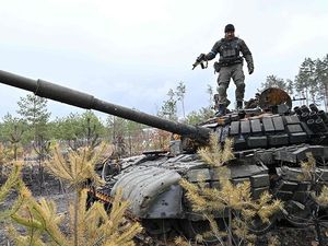 Penampakan Prajurit Ukraina di Mariupol Kibarkan Bendera Putih
