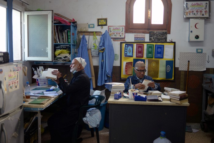 Perbaikan Mushaf Al-Qur'an Libyan volunteers repair copies of the Koran during the holy of month of Ramadan in Tripoli, Libya April 10, 2022. Picture taken April 10, 2022. REUTERS/Nada Harib