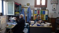 Para relawan memperbaiki mushaf Al-Quran yang rusak di sebuah bengkel kerja di Tripoli, Libya Minggu (1/4/2022). Perbaikan ini tidak sembarangan namun melalui proses pelatihan oleh otoritas setempat.