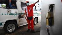 Petugas mengisi BBM ke kendaraan konsumen di SPBU 14.223.301 Jalan Sisingamangaraja, Balige, Kabupaten Toba, Sumatera Utara, Rabu (13/4/2022). Pertamina Patra Niaga Regional Sumbagut memastikan stok BBM dan LPG aman selama Ramadhan dan mudik Idul Fitri 1443 H dengan menyediakan 891 unit mobil tangki, 30 unit Bridger Avtur, 254 unit mobil pembawa LPG (skid tank) dan 32 unit mobil tangki dispenser.