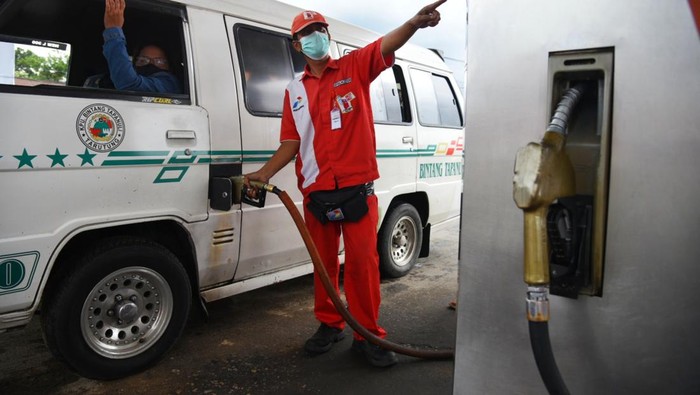 Petugas mengisi BBM ke kendaraan konsumen di SPBU 14.223.301 Jalan Sisingamangaraja, Balige, Kabupaten Toba, Sumatera Utara, Rabu (13/4/2022). Pertamina Patra Niaga Regional Sumbagut memastikan stok BBM dan LPG aman selama Ramadhan dan mudik Idul Fitri 1443 H dengan menyediakan 891 unit mobil tangki, 30 unit Bridger Avtur, 254 unit mobil pembawa LPG (skid tank) dan 32 unit mobil tangki dispenser. ANTARA FOTO/Fransisco Carolio/Lmo/aww.