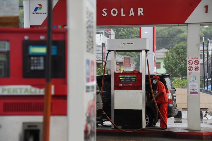 Petugas mengisi BBM ke kendaraan konsumen di SPBU 14.223.301 Jalan Sisingamangaraja, Balige, Kabupaten Toba, Sumatera Utara, Rabu (13/4/2022). Pertamina Patra Niaga Regional Sumbagut memastikan stok BBM dan LPG aman selama Ramadhan dan mudik Idul Fitri 1443 H dengan menyediakan 891 unit mobil tangki, 30 unit Bridger Avtur, 254 unit mobil pembawa LPG (skid tank) dan 32 unit mobil tangki dispenser. ANTARA FOTO/Fransisco Carolio/Lmo/aww.