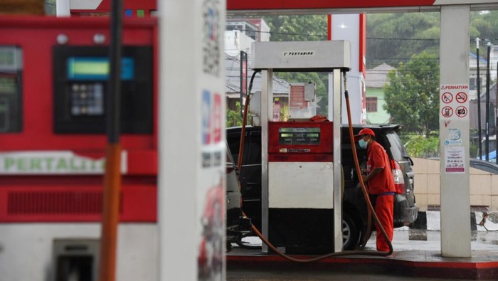 Petugas mengisi BBM ke kendaraan konsumen di SPBU 14.223.301 Jalan Sisingamangaraja, Balige, Kabupaten Toba, Sumatera Utara, Rabu (13/4/2022). Pertamina Patra Niaga Regional Sumbagut memastikan stok BBM dan LPG aman selama Ramadhan dan mudik Idul Fitri 1443 H dengan menyediakan 891 unit mobil tangki, 30 unit Bridger Avtur, 254 unit mobil pembawa LPG (skid tank) dan 32 unit mobil tangki dispenser. ANTARA FOTO/Fransisco Carolio/Lmo/aww.