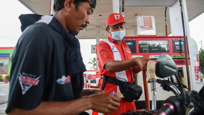 PERTAMINA PASTIKAN STOK BBM DI SUMUT AMAN Petugas mengisi BBM ke kendaraan konsumen di SPBU 14.223.301 Jalan Sisingamangaraja, Balige, Kabupaten Toba, Sumatera Utara, Rabu (13/4/2022). Pertamina Patra Niaga Regional Sumbagut memastikan stok BBM dan LPG aman selama Ramadhan dan mudik Idul Fitri 1443 H dengan menyediakan 891 unit mobil tangki, 30 unit Bridger Avtur, 254 unit mobil pembawa LPG (skid tank) dan 32 unit mobil tangki dispenser. ANTARA FOTO/Fransisco Carolio/Lmo/aww.