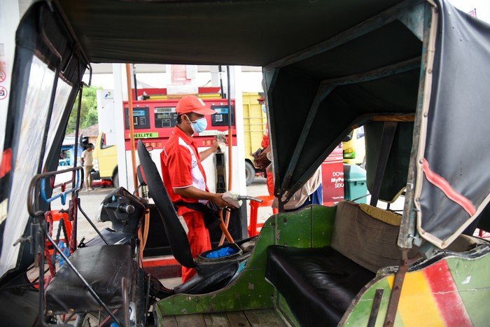 Petugas mengisi BBM ke kendaraan konsumen di SPBU 14.223.301 Jalan Sisingamangaraja, Balige, Kabupaten Toba, Sumatera Utara, Rabu (13/4/2022). Pertamina Patra Niaga Regional Sumbagut memastikan stok BBM dan LPG aman selama Ramadhan dan mudik Idul Fitri 1443 H dengan menyediakan 891 unit mobil tangki, 30 unit Bridger Avtur, 254 unit mobil pembawa LPG (skid tank) dan 32 unit mobil tangki dispenser. ANTARA FOTO/Fransisco Carolio/Lmo/aww.