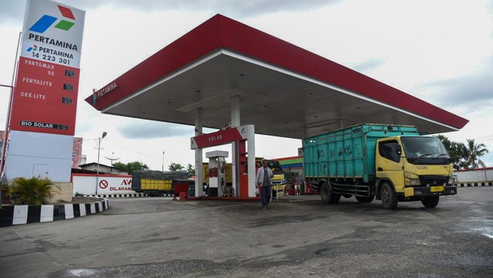 Petugas mengisi BBM ke kendaraan konsumen di SPBU 14.223.301 Jalan Sisingamangaraja, Balige, Kabupaten Toba, Sumatera Utara, Rabu (13/4/2022). Pertamina Patra Niaga Regional Sumbagut memastikan stok BBM dan LPG aman selama Ramadhan dan mudik Idul Fitri 1443 H dengan menyediakan 891 unit mobil tangki, 30 unit Bridger Avtur, 254 unit mobil pembawa LPG (skid tank) dan 32 unit mobil tangki dispenser. ANTARA FOTO/Fransisco Carolio/Lmo/aww.