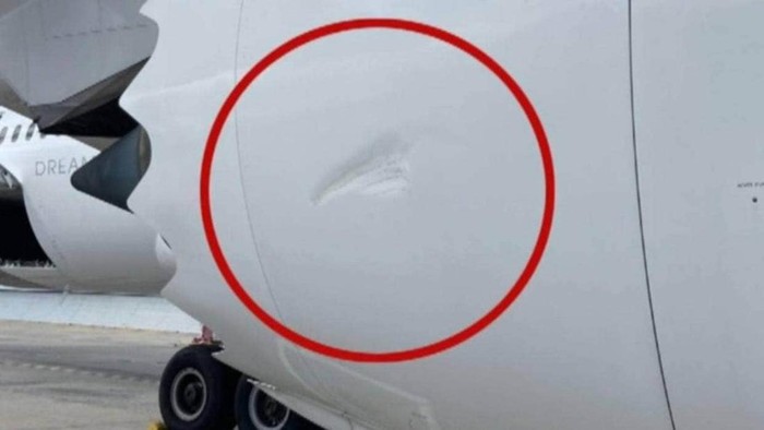 Pesawat Qantas Penyok