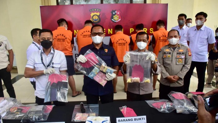 Direktur Reserse Kriminal Khusus Polda Jambi, Kombes Christian Tori saat menujukan barang bukti hasil tangkapan kasus Penambangan Emas Tanpa Izin (PETI)