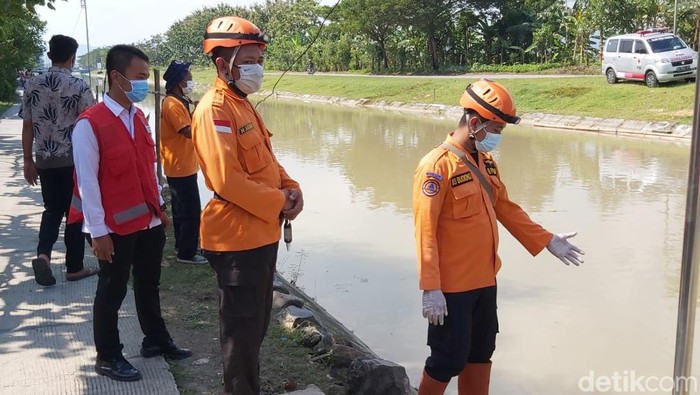 Petugas BPBD Grobogan menunjukkan lokasi ditemukannya jenazah bocah SD hanyut, Rabu (13/4/2022).